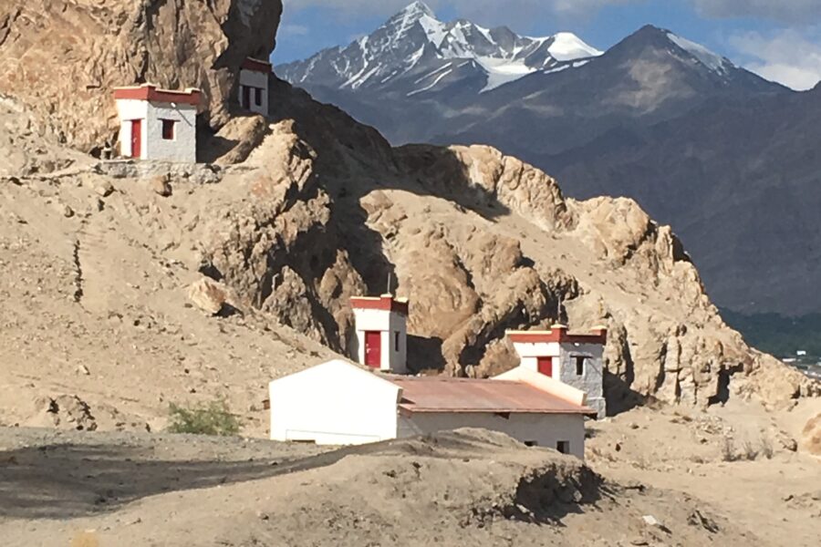 Paysage montagneux du Ladakh, dans l'Himalaya indien, terre du voyage yoga et méditation d'OMKARA